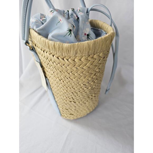 On 34th Isabellaa Straw Medium Drawstring Tote Strawberry/Blue Flower NWT - Picture 3 of 8